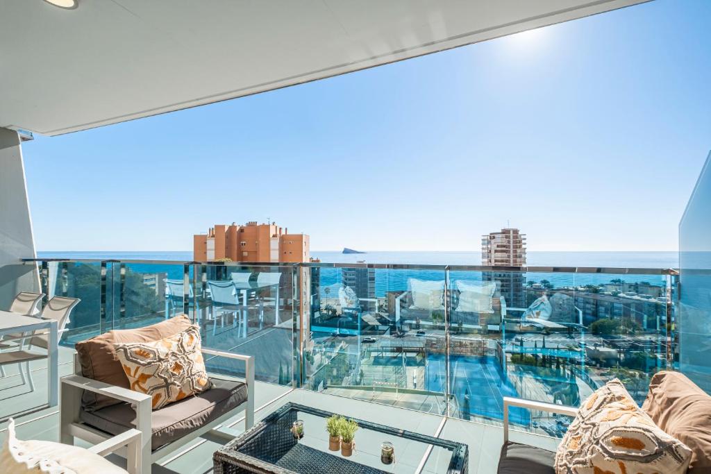 een balkon met uitzicht op een jachthaven bij Sunset Drive Resort Apartment 4-8 Poniente Beach in Benidorm