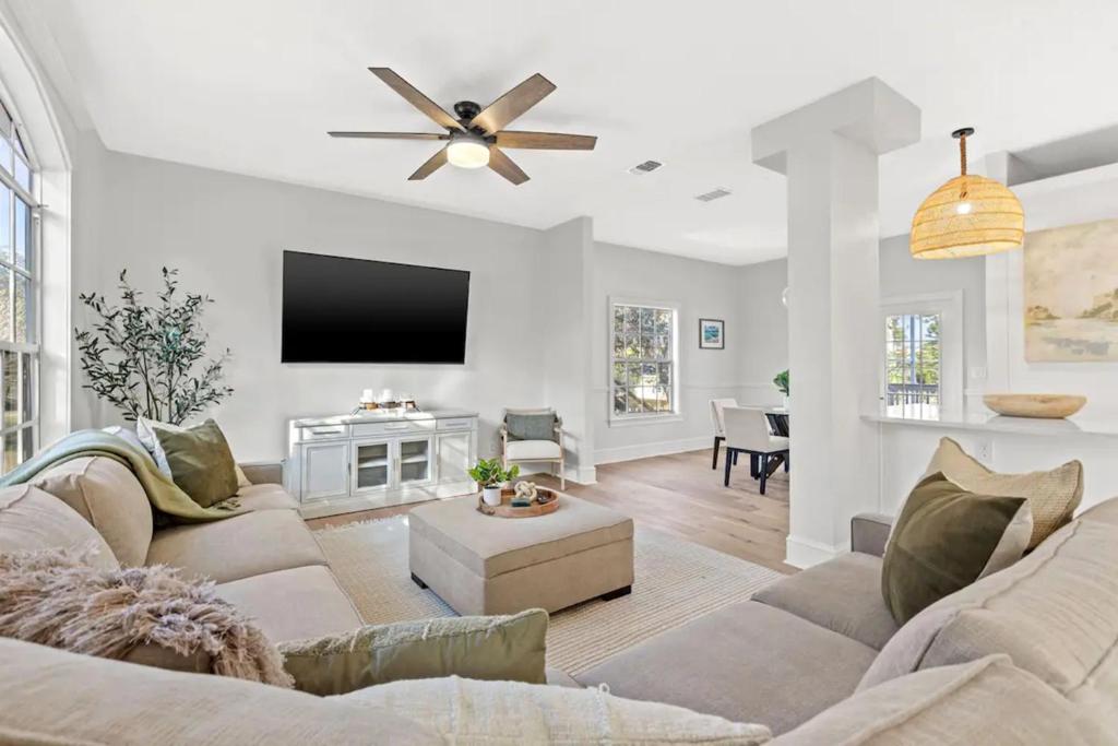 sala de estar con sofá y TV de pantalla plana en Updated Home w Heated Pool, Near Beaches - Five-Bedroom House, en Tarpon Springs