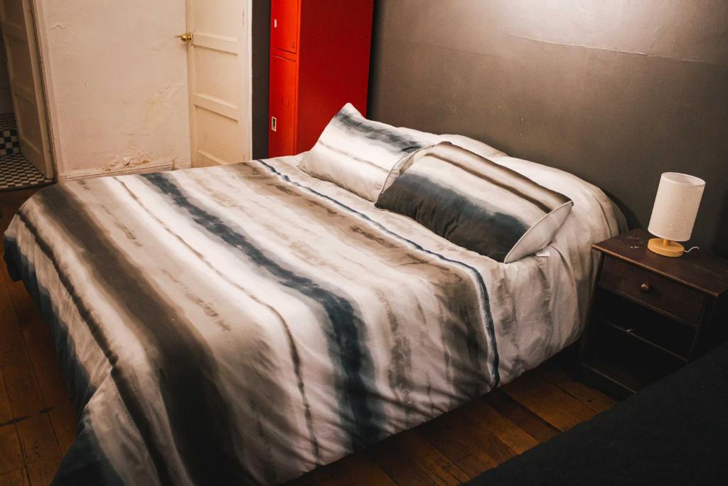 Voodi või voodid majutusasutuse Hostal Salvador toas