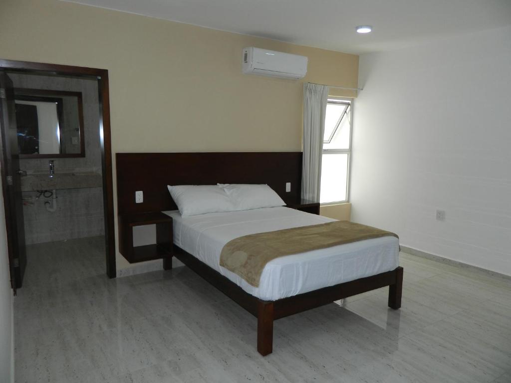 Postel nebo postele na pokoji v ubytování ACL Suites