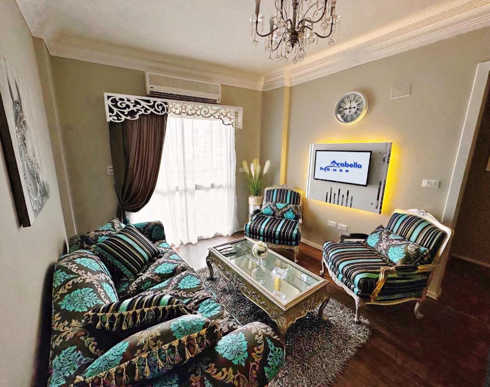 - un salon avec deux canapés et une table basse dans l'établissement The Arabella House - New Cairo, au Caire