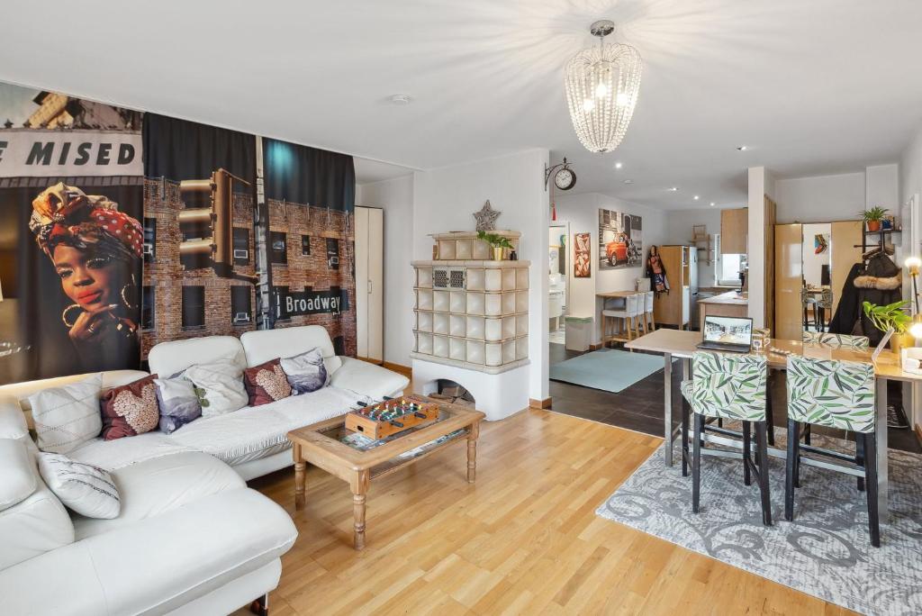 a living room with a white couch and a table at MAKE FEWO Kellermann Barrierefreie Ferienwohnung Garten Kamin 30 min München in Feldkirchen-Westerham