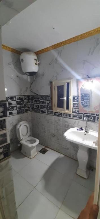 A bathroom at Pyramids Hotel