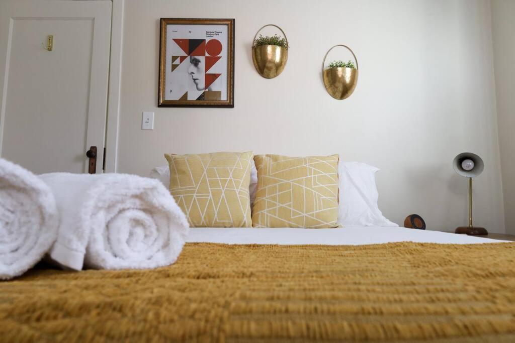 1 dormitorio con 1 cama con toallas en The Stardust Cottage Near Downtown Klamath Falls, en Klamath Falls