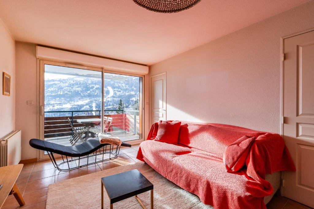 &#x413;&#x43E;&#x441;&#x442;&#x438;&#x43D;&#x430;&#x44F; &#x437;&#x43E;&#x43D;&#x430; &#x432; Comfortable nest with mountain views