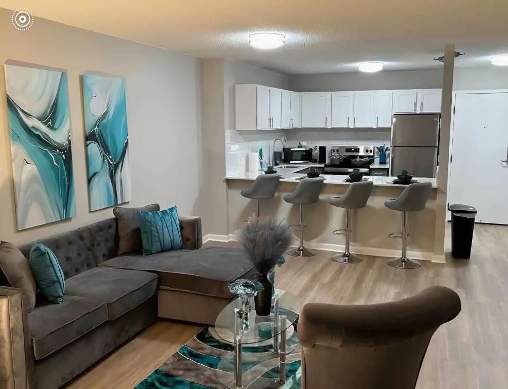 a living room with a couch and a kitchen at Modern Vibes 1br/1ba Oak Park IL in Oak Park