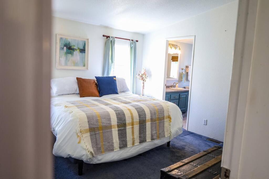 ein Schlafzimmer mit einem Bett mit Kissen darauf in der Unterkunft The Dutch House Family Hideaway in Klamath Falls