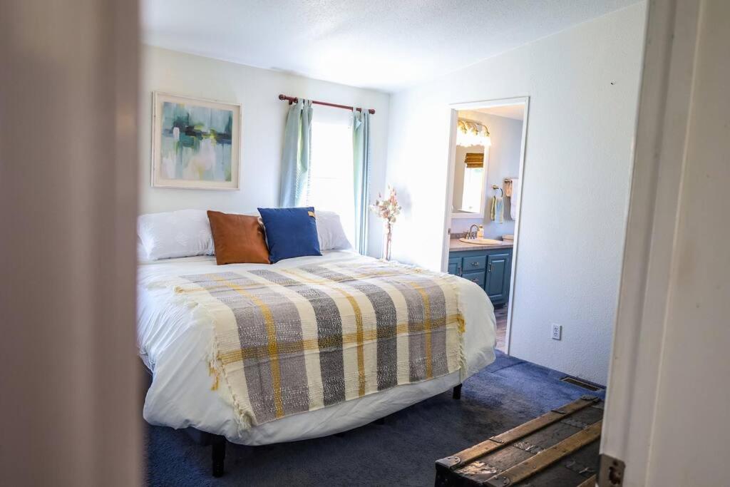 una camera da letto con un letto con cuscini sopra di The Dutch House Family Hideaway a Klamath Falls