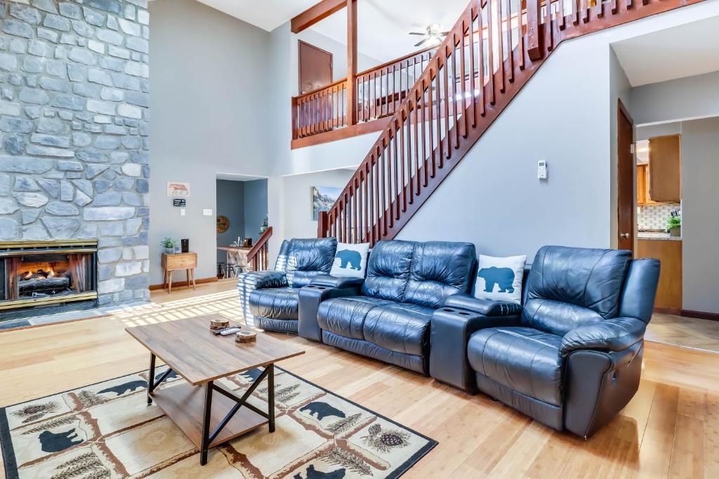 uma sala de estar com dois sofás de couro e uma lareira em White Haven Home with Hot Tub and Nearby Lake Access em White Haven