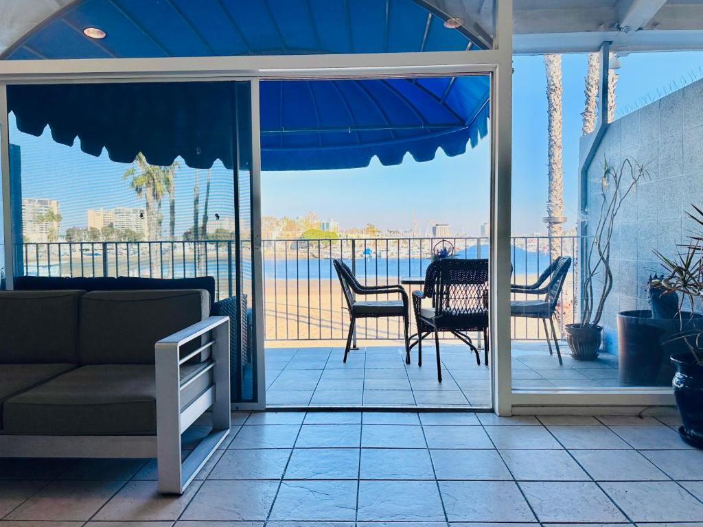 a patio with a table and a blue umbrella at Foghorn Harbor Inn in Los Angeles