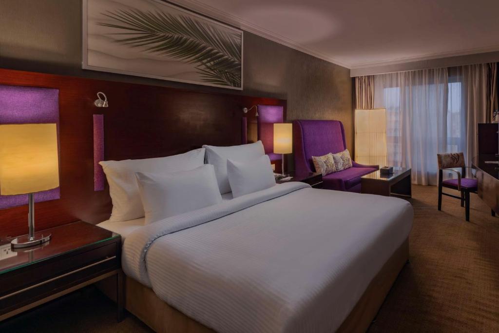Postel nebo postele na pokoji v ubytování Radisson Blu Hotel, Cairo Heliopolis