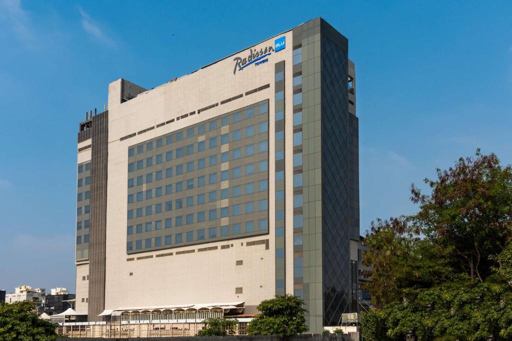 um edifício com um sinal na lateral em Radisson Blu Towers Kaushambi Delhi NCR em Ghaziabad