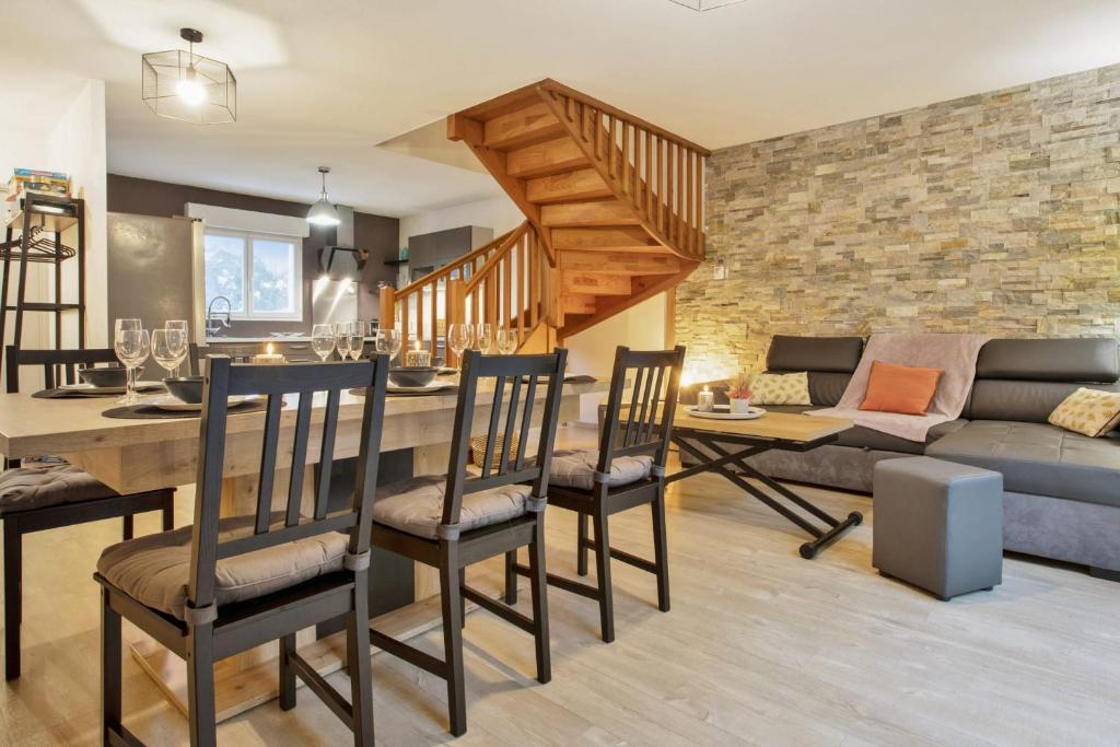 Il dispose d'une cuisine et d'un salon avec un coin repas. dans l'établissement La Maison des Embruns - Welkeys, à Capbreton