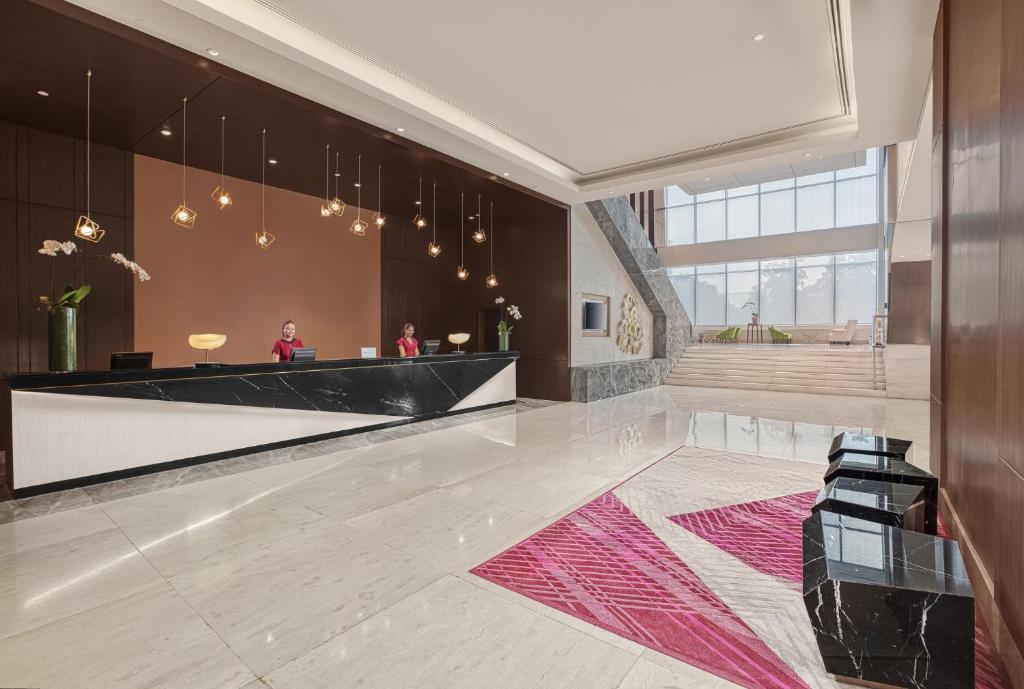 TV a/nebo společenská místnost v ubytování Crowne Plaza Manila Galleria by IHG