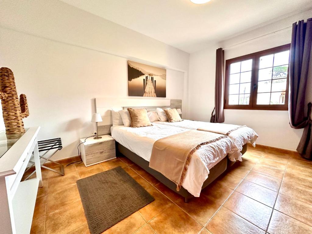 Un dormitorio con una cama grande y una ventana en Calma Suite en Agulo