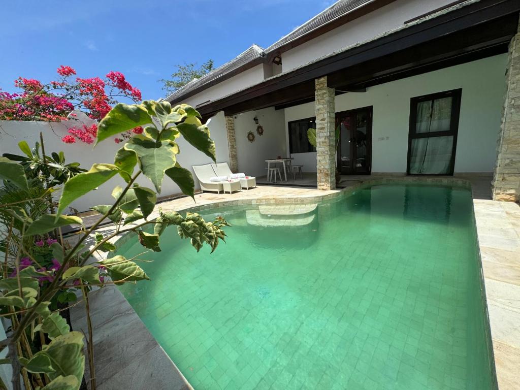 una piscina nel cortile di una casa di Cantika Villa a Gili Trawangan