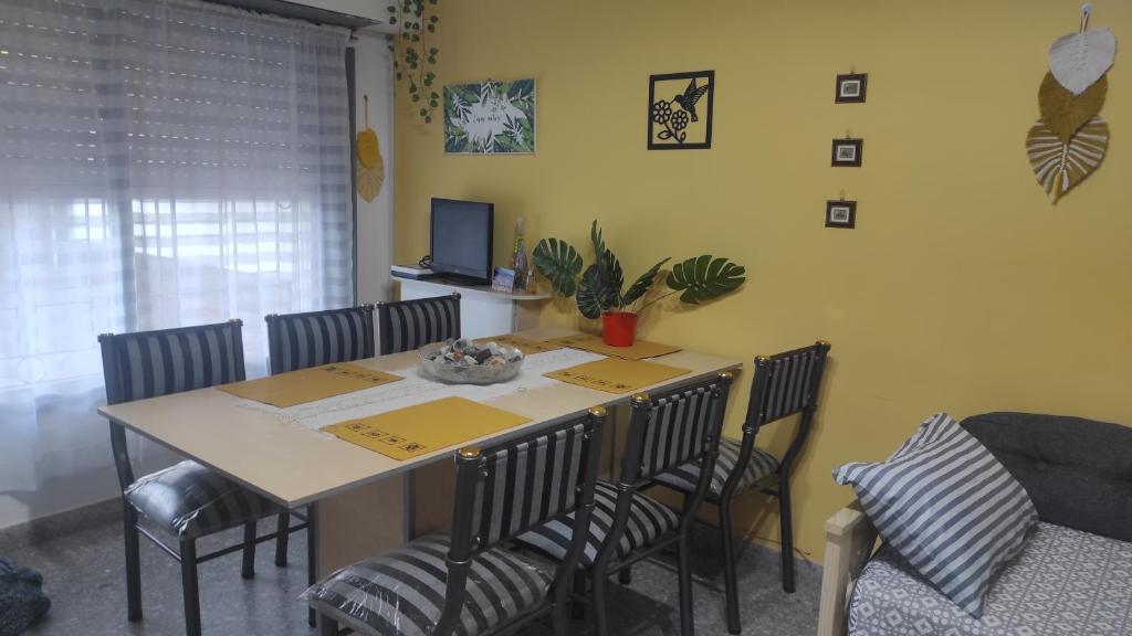 a dining room with a table and chairs at Casa a 21 minutos de aeropuerto de Ezeiza tranfer opcional amplio parque para mascotas in Ezeiza