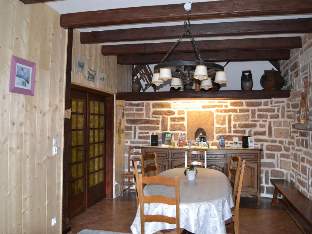 Gîte spacieux avec terrasse, 3 chambres, équipements bébé, à 16 km de Gérardmer - FR-1-589-23 - Maison De Vacances (6 Adultes)