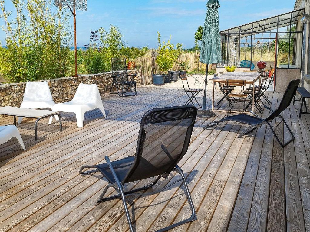 Photo de la galerie de l'établissement Gîte charmant avec vue sur vignes, 4 chambres, terrasse et jardin - FR-1-622-57, à Saint-Aubin-de-Luigné