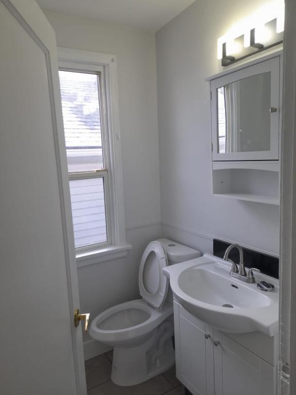 Koupelna v ubytování Furnished Room-5 Close to U of A in Edmonton - with Shared Spaces