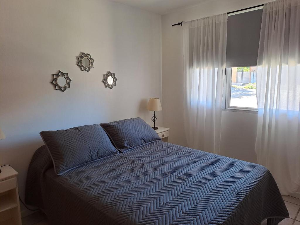 a bedroom with a bed and a window at Ventanas de la Patagonia 3 in Esquel