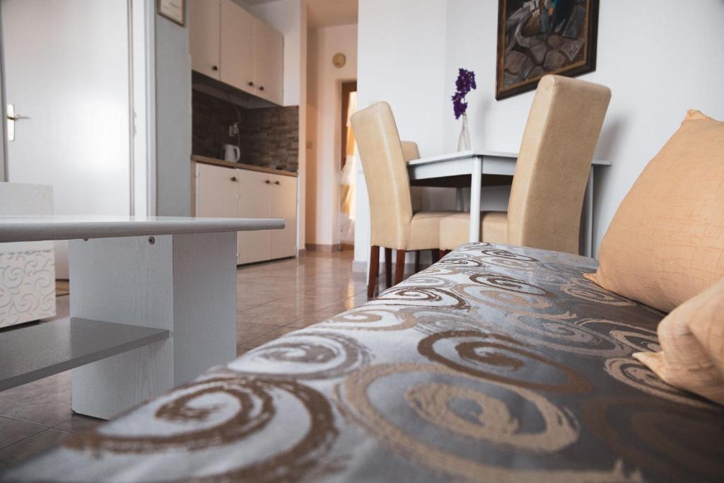 Kuchyň nebo kuchyňský kout v ubytování Apartment Kali 14116c