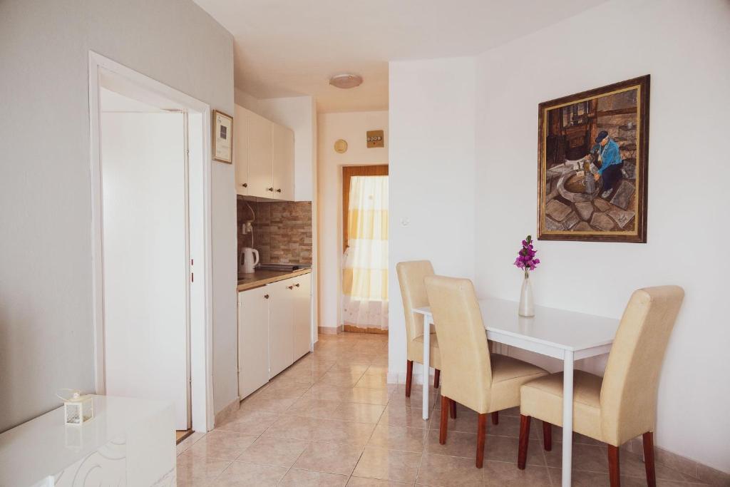 Kuchyň nebo kuchyňský kout v ubytování Apartment Kali 14116c