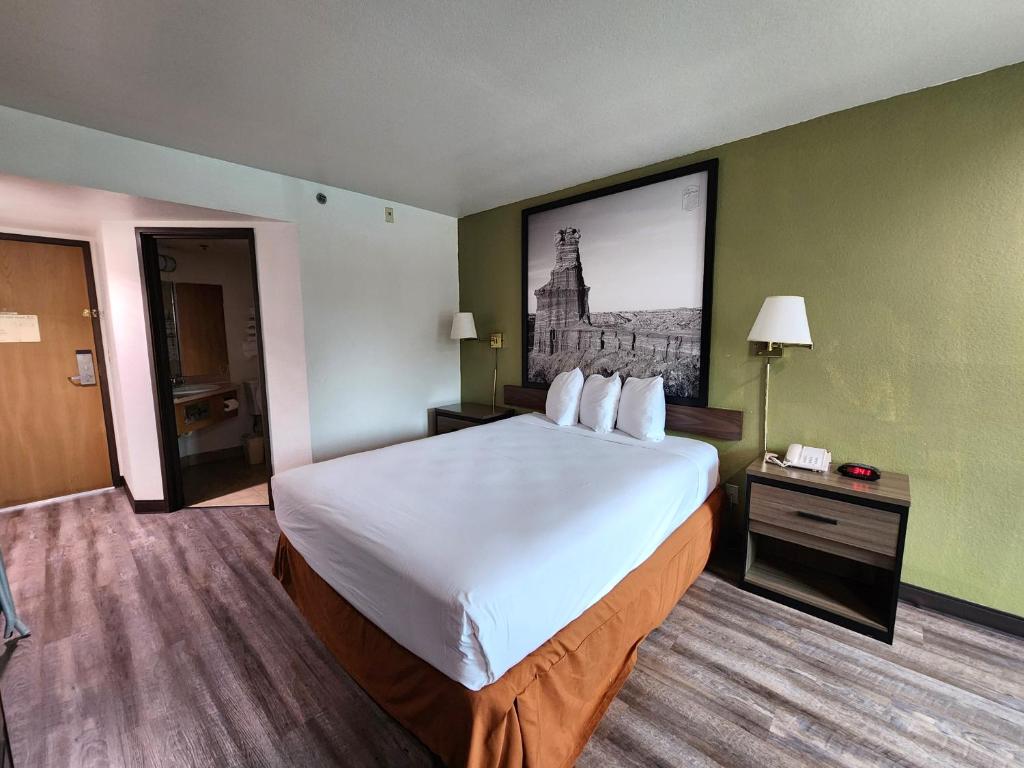 Super 8 by Wyndham Austin North/University Area photo