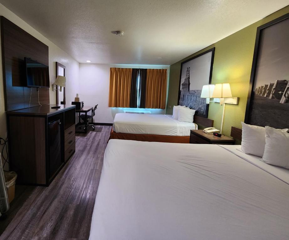 Super 8 by Wyndham Austin North/University Area photo