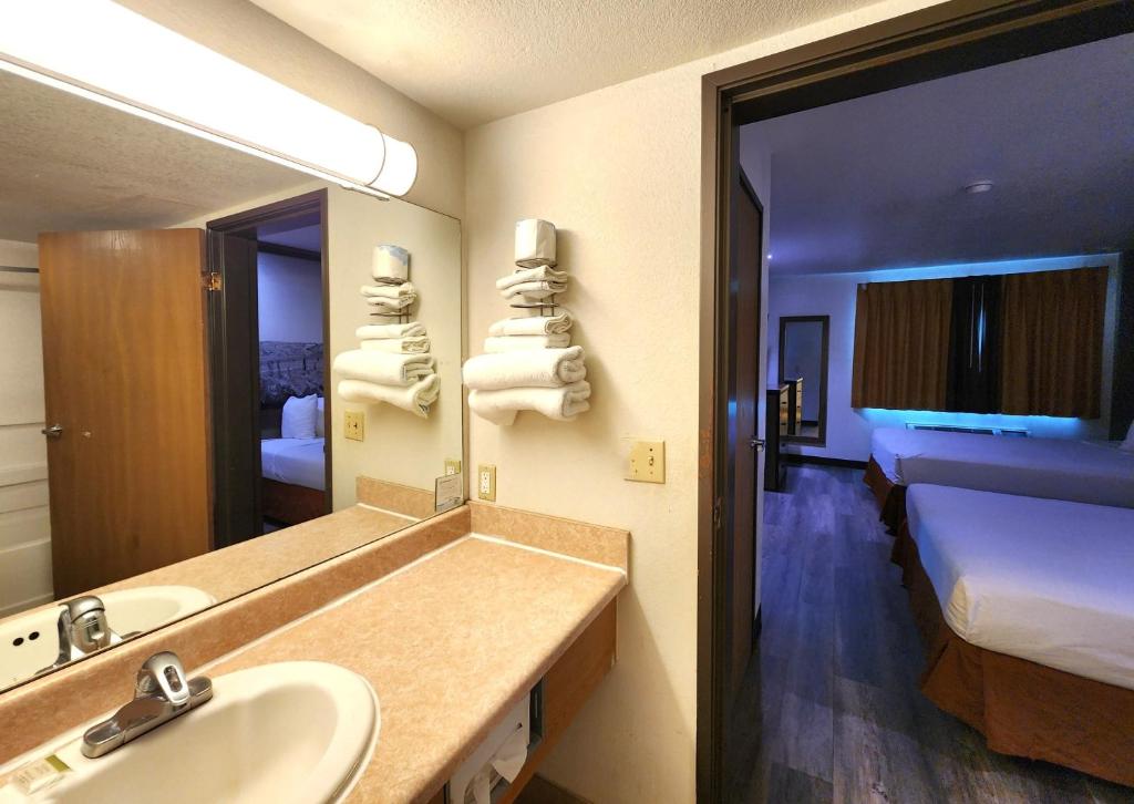Super 8 by Wyndham Austin North/University Area photo