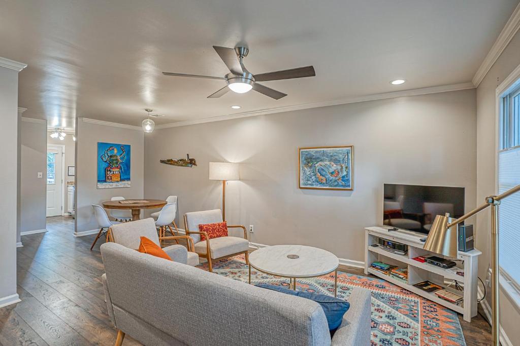 a living room with a couch and a tv at Downtown Beaufort Townhome - Short walk to Waterfront Park - Less than 10 minutes to Parris Island in Beaufort
