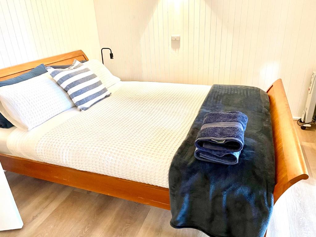 Postel nebo postele na pokoji v ubytování Lorne Groovy Ocean View Log House, Pet Friendly, FREE WIFI wine & chocolates kangaroos in the evening