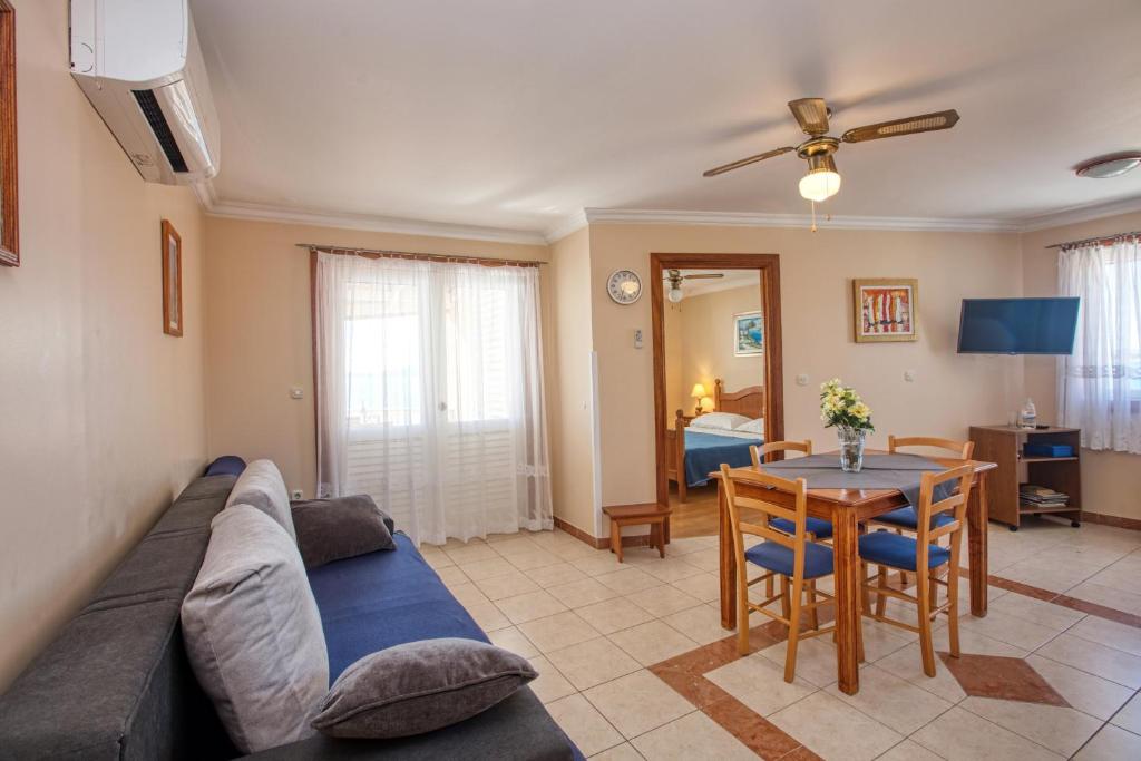 Apartments by the sea Brodarica, Sibenik - 4194 - 一居室公寓，带露台和海景