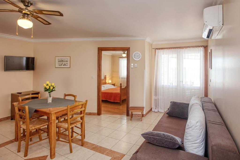 Apartments by the sea Brodarica, Sibenik - 4194 - 一居室公寓，带露台和海景