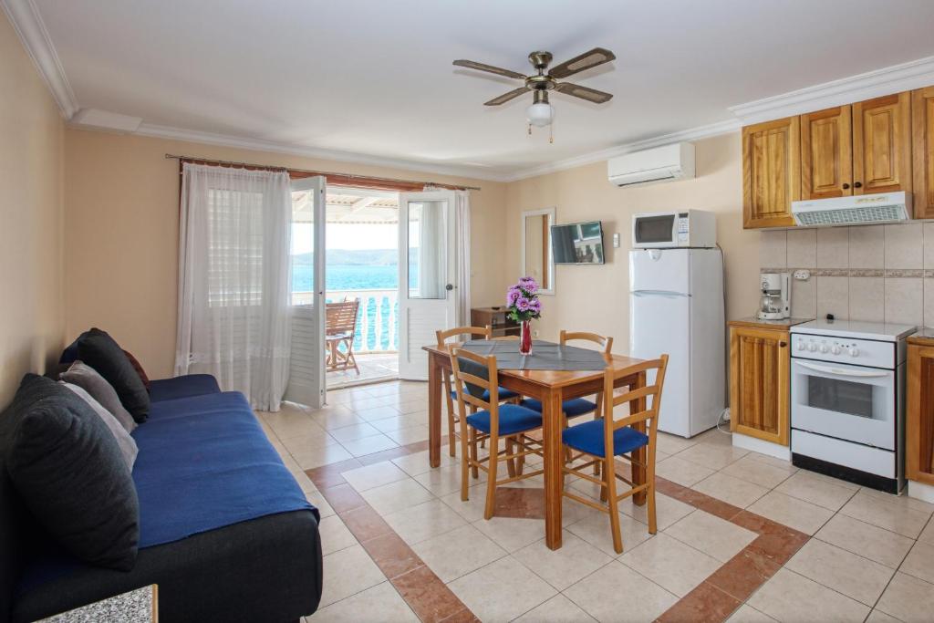 Kuchyň nebo kuchyňský kout v ubytování Apartments by the sea Brodarica, Sibenik - 4194
