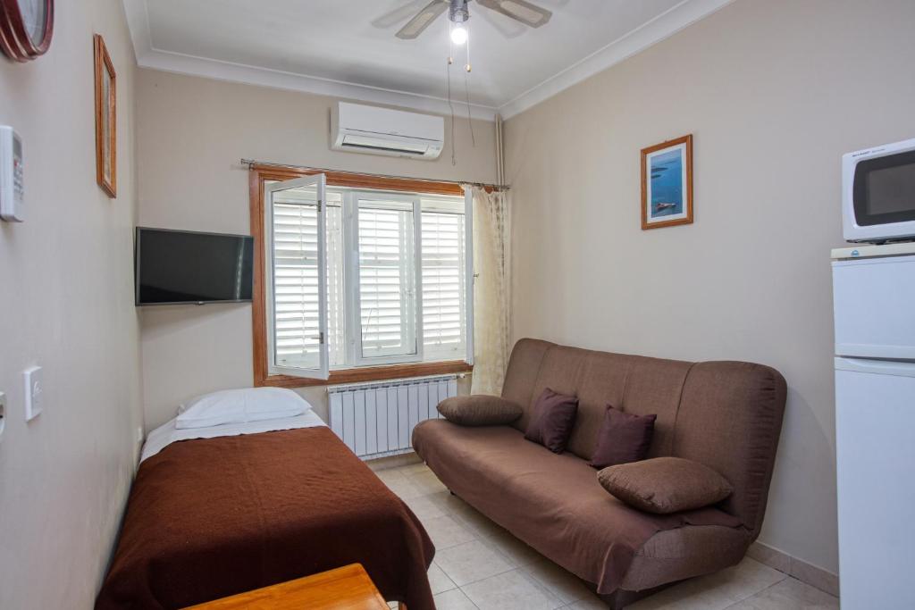 TV a/nebo společenská místnost v ubytování Apartments by the sea Brodarica, Sibenik - 4194
