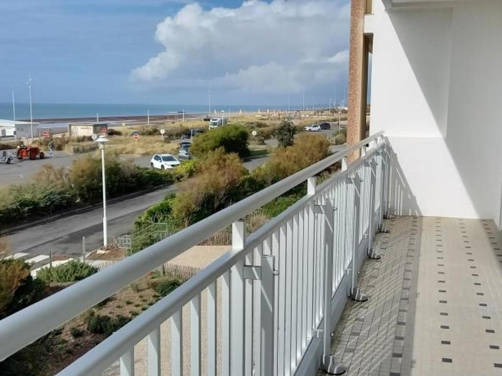 ein Balkon mit Blick auf einen Parkplatz in der Unterkunft Notre-Dame-de-Monts (85) - Appartement de vacances 55m² environ - 5 personnes - FR-1-540-147 in Notre-Dame-de-Monts