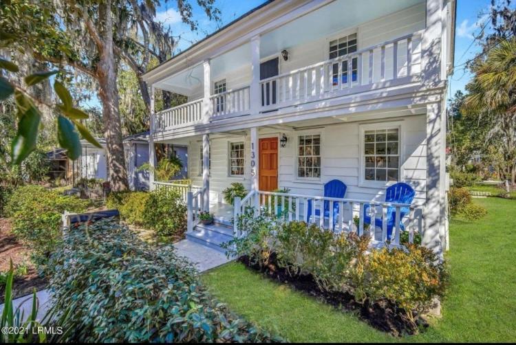 Zahrada ubytování Sea Glass Cottage on Duke - Three Bedrooms Downtown Beaufort