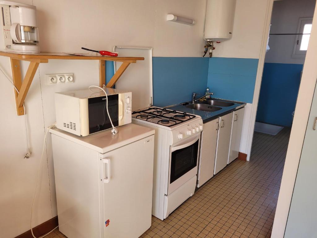 Fotografia z galérie ubytovania Charmante maison en forêt près de la plage, terrasse, parking, animaux acceptés - 4 pers - FR-1-540-228 v destinácii Notre-Dame-de-Monts