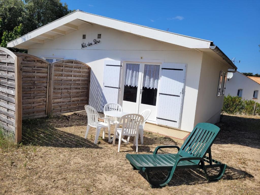 Fotografia z galérie ubytovania Charmante maison en forêt près de la plage, terrasse, parking, animaux acceptés - 4 pers - FR-1-540-228 v destinácii Notre-Dame-de-Monts