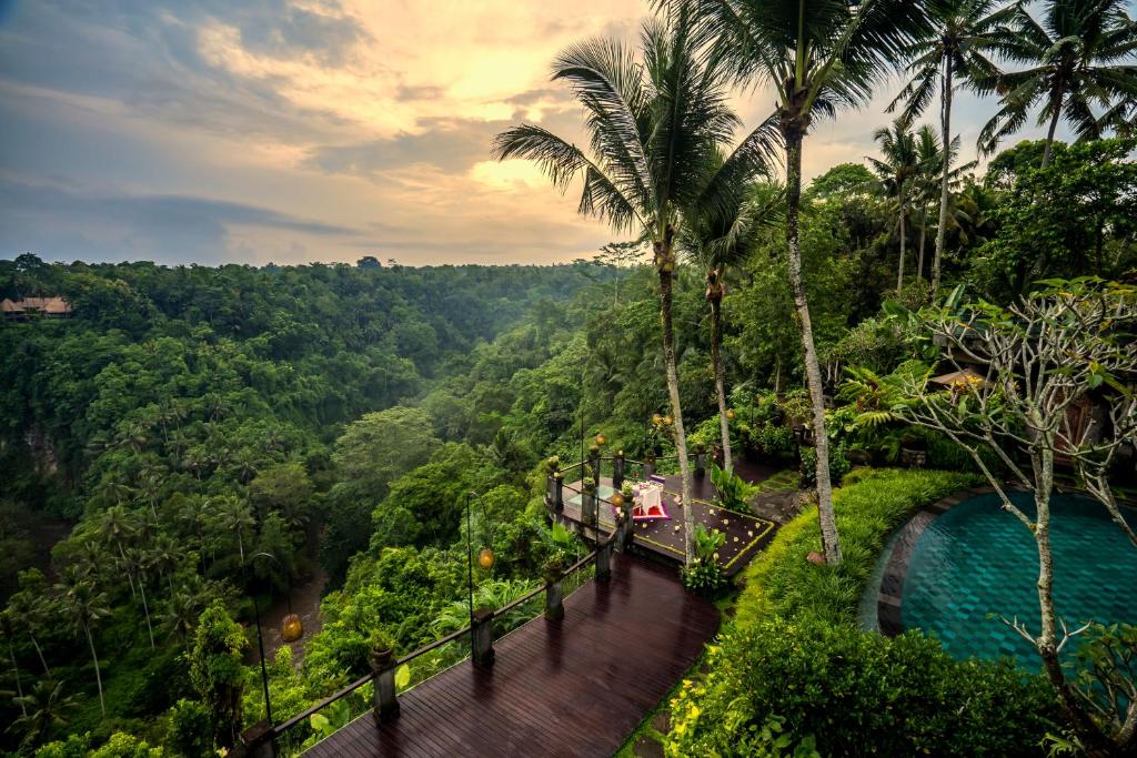 uma vista para um rio na selva com palmeiras em Pramana Watu Kurung em Ubud