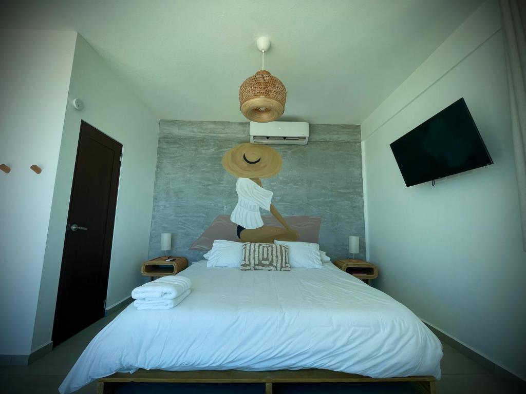 Postel nebo postele na pokoji v ubytování 1 Corcega Beachfront Suites