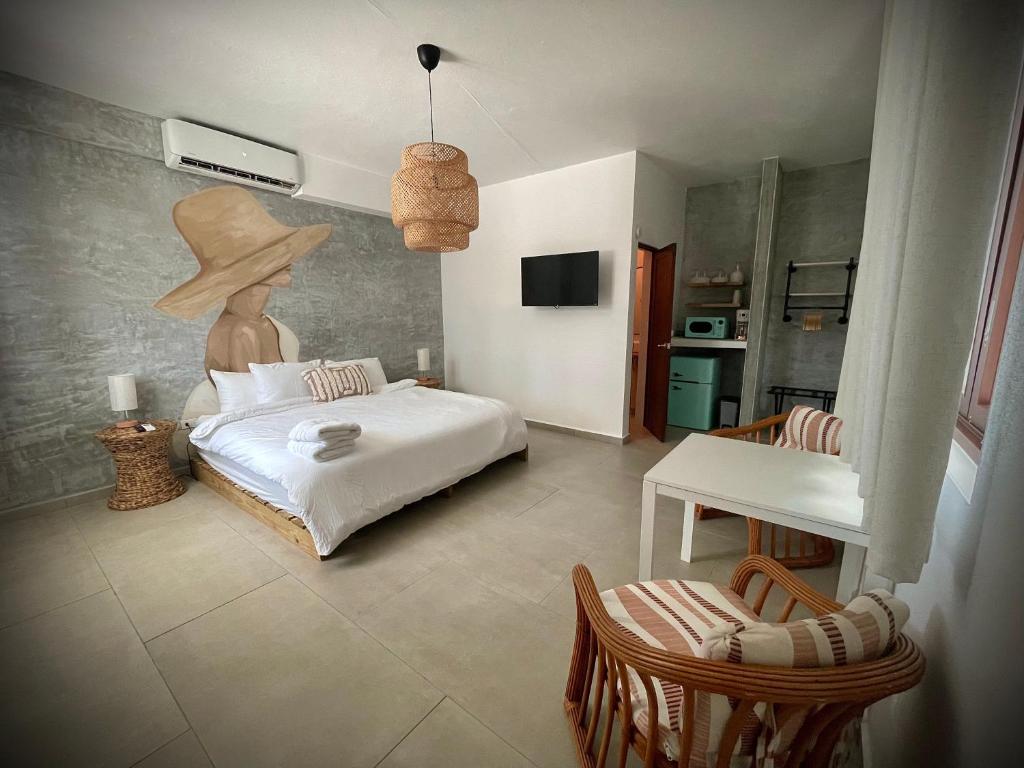 Postel nebo postele na pokoji v ubytování 1 Corcega Beachfront Suites