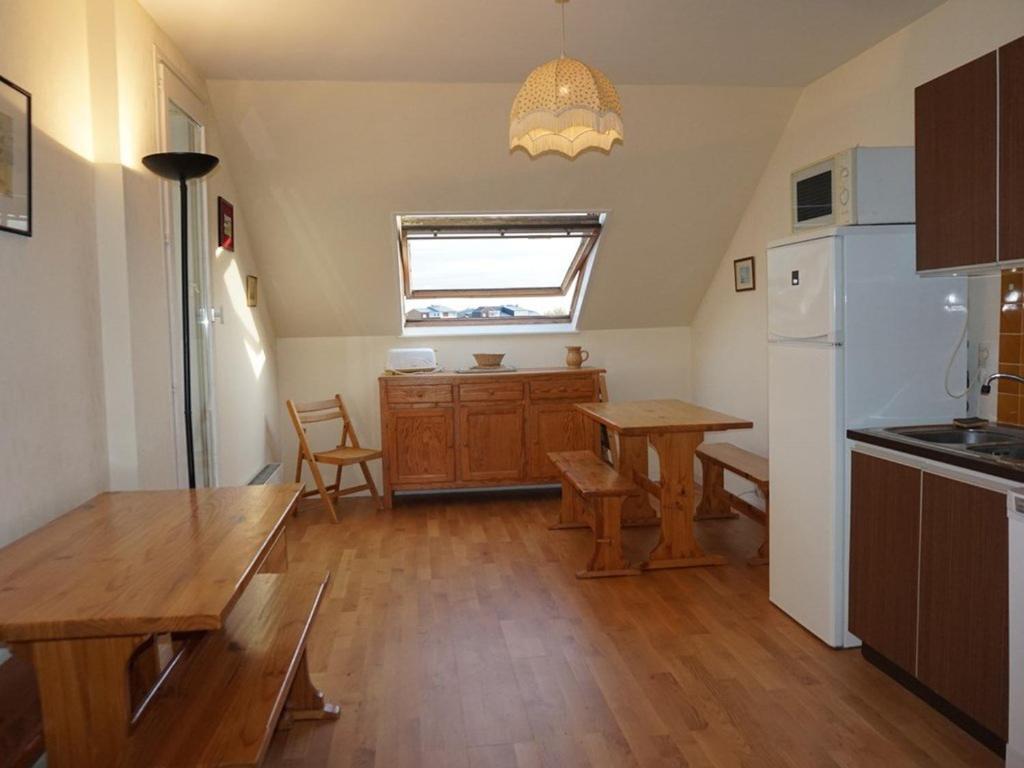 een keuken met een tafel en een koelkast bij Appartement Cabourg, 3 pièces, 7 personnes - FR-1-465-103 in Cabourg