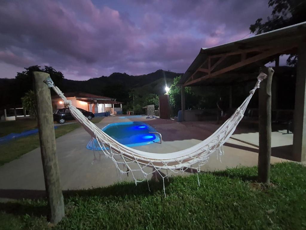 - un hamac dans une cour près de la piscine la nuit dans l'établissement Chácara Moreira's, à Barra do Turvo