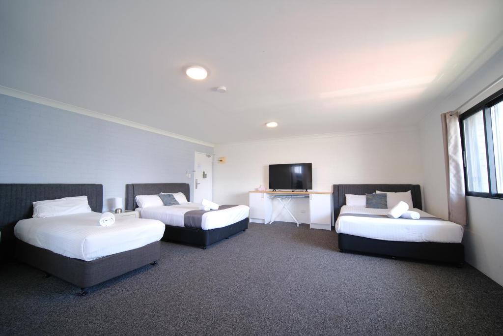 Postel nebo postele na pokoji v ubytování Lakeside Inn Wollongong