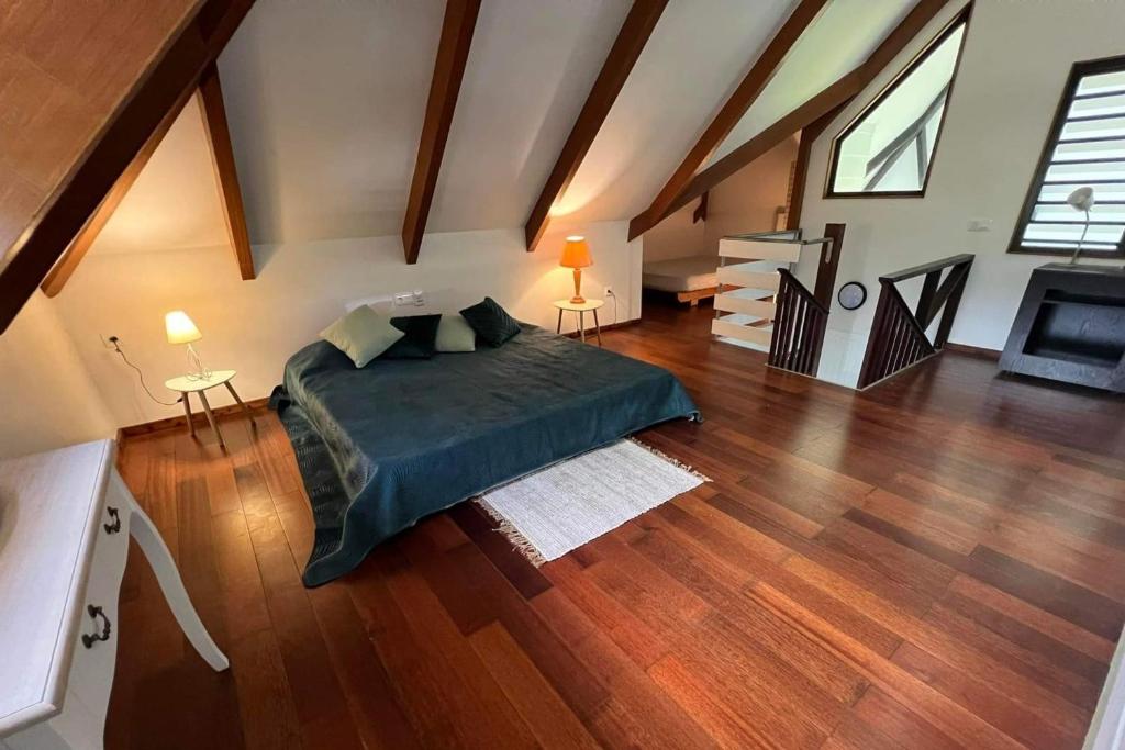 帕皮提的住宿－Fare APE BUNGALOW F3 Atypical local style，阁楼上的卧室配有一张大床
