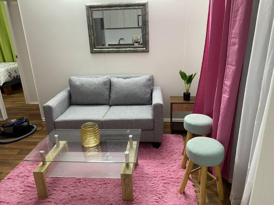 uma sala de estar com um sofá e uma mesa de vidro em Departamento nuevo sector sur entregado el 2022 em Antofagasta