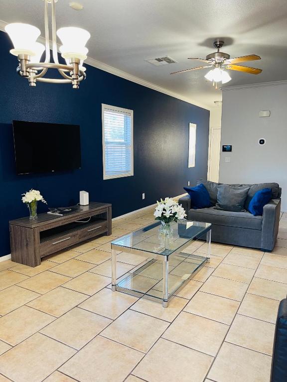uma sala de estar com um sofá e uma mesa em 3BR King Suite/Near Strip/Wi-Fi em Las Vegas