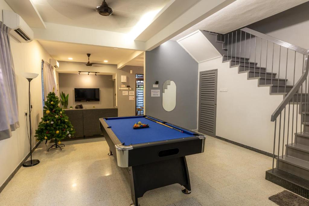 einen Billardtisch in einem Zimmer mit einer Treppe in der Unterkunft TOWN 13Px 5R4B V KIDS POOL & KTV & JACCUZI SPA & POOL TABLE NEAR USM & LAM WAH EE HOSPITAL & HAN CHIANG HIGH SCHOOL in Gelugor